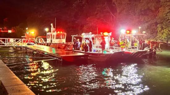 Botes de bomberos de varios departamentos en el lago Danbury mientras realizan labores de búsqueda de dos migrantes ecuatorianos el 16 de julio de 2024.