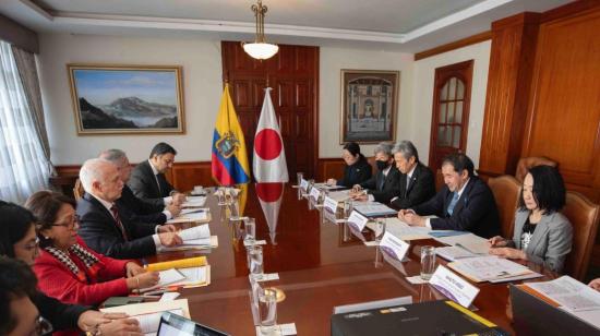 Delegaciones de Ecuador y Japón en una reunión en Quito el 16 de julio de 2024.
