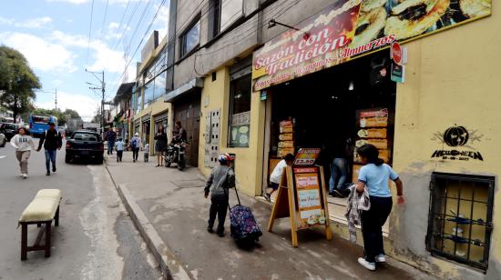 Personas caminan en una calle comercial en el norte de Quito, 16 de febrero de 2024.