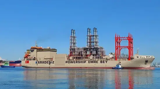 Barco generador de electricidad, llamadoTransfighter, de Karpowership, empresa turca que resultó adjudicataria de un contrato para proveer energía.