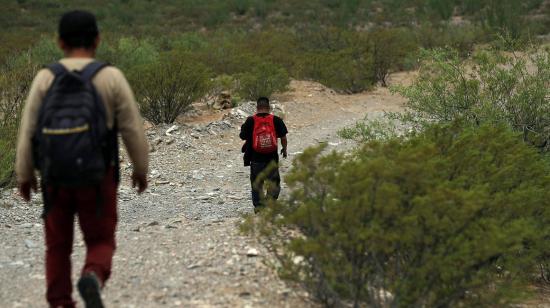 Migrantes caminan por el desierto de Chihuahua, el 5 de julio de 2024, en Ciudad Juárez (México).