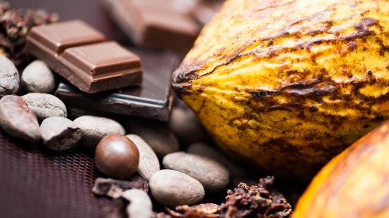 El chocolate es uno de los principales productos derivados del cacao, pero este también se puede comer directamente su pulpa.