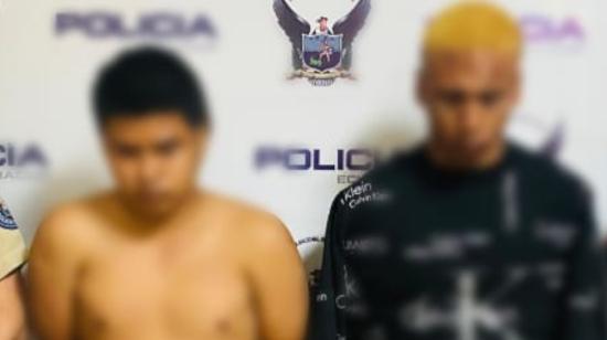 Dos detenidos en los allanamientos ejecutados en Nueva Prosperina, Guayaquil, por tenencia de armas, este 17 de julio de 2024.