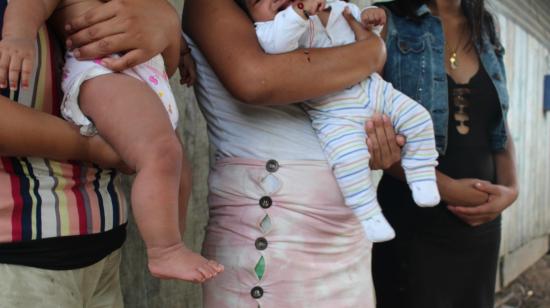 Jóvenes sostienen sus bebés en San Lorenzo, capital del Datem del Marañón en Perú, 5 de julio de 2024.