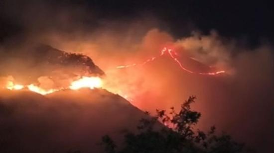 Incendio en un cerro ubicado en el cantón Girón, en Azuay, el 17 de julio de 2024.