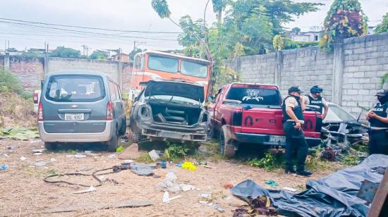 Carros en un desguazadero encontrado en Nueva Prosperina, Guayaquil, el 18 de julio de 2024.