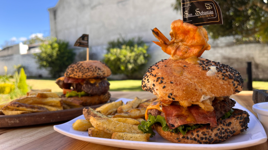 Hamburguesa con camarones y de picaña de San Sebastián Grill House