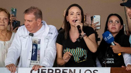 La líder opositora María Corina Machado,  junto al candidato a la presidencia de Venezuela, Edmundo González, durante un acto de campaña en Caracas el 14 de julio de 2024.