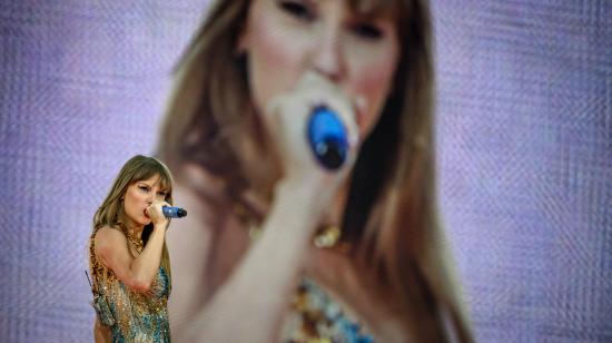 Taylor Swift durante su concierto en el Groupama Stadium, en Francia, como parte de su gira The Eras Tour.