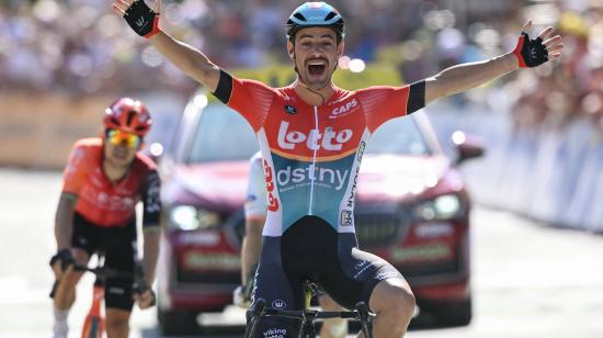 El ciclista belga Victor Campenaerts del equipo Lotto Dstny llega a la meta para ganar la Etapa 18 del Tour de Francia, eñ 18 de julio de 2024.