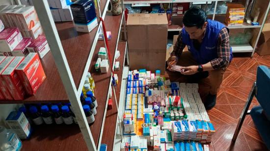 ¡Borraban fechas de vigencia! Farmacia fue clausurada en Quito por vender medicamentos caducados