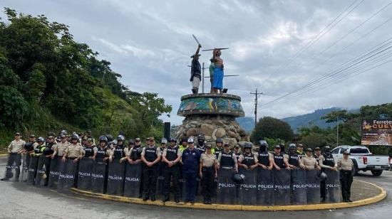 Un grupo de policías con escudos en el redondel de Zumbi, en la vía Zamora-Yantzaza, que fue bloqueada por manifestantes el 18 de julio de 2024.