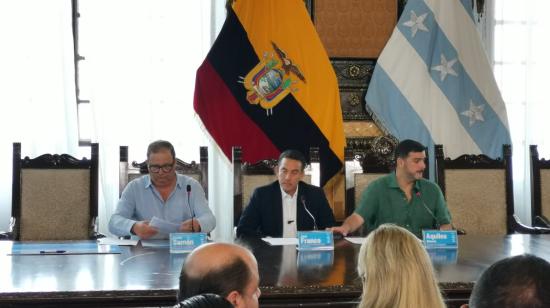 El alcalde de Guayaquil, Aquiles Alvarez, en la firma del convenio para la implementación de la tarjeta única en la Metrovía.