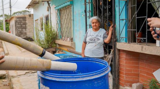 Los pobladores de Durán, que no tienen por red pública de agua, esperan que los tanqueros del Municipio los provean del agua potable, el 21 de junio de 2023.