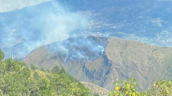 Vista aérea del incendio forestal que afecta el cerro Quingo, entre los cantones Girón y Santa Isabel, en Azuay, este 18 de julio de 2024.