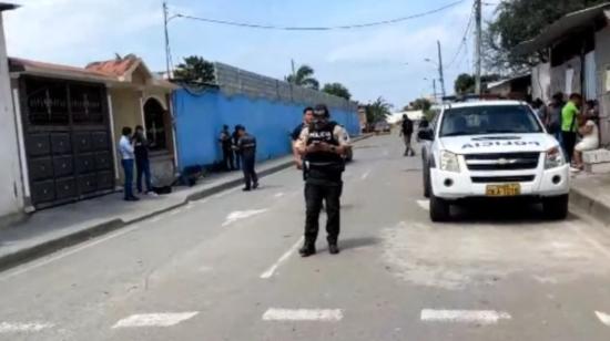 Policías toman procedimiento en el barrio Rayito de Luz, donde fueron asesinados dos estudiantes este 18 de julio de 2024.