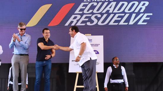 El presidente Daniel Noboa y el prefecto de Manabí, Leonardo Orlando, en un acto el 17 de julio de 2024 en Jipijapa.