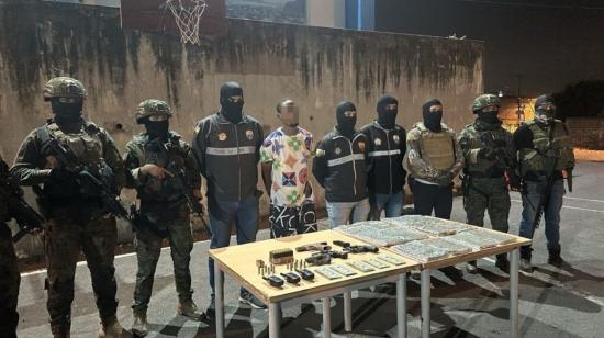 Militares custodian a Édgar David Lara, alias de ‘Pistola Gao’, detenido en el cantón Durán, provincia del Guayas.