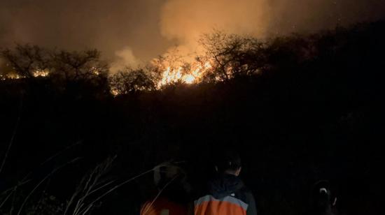 El incendio forestal en Santa Isabel, Azuay, sigue activo este 18 de julio de 2024.