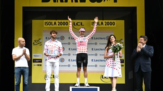 Richard Carapaz luce el maillot de lunares como Rey de la montaña del Tour de Francia, el 19 de julio de 2024.