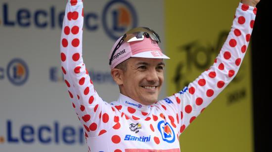 Richard Carapaz celebra en el podio vistiendo la camiseta de lunares, tras la Etapa 19 del Tour de Francia, el 19 de julio de 2024.