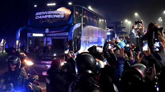 El bus de Argentina llega a Ezeiza el 15 de julio de 2024.