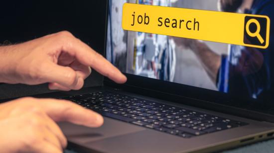 Imagen referencial de una persona buscando trabajo en una computadora