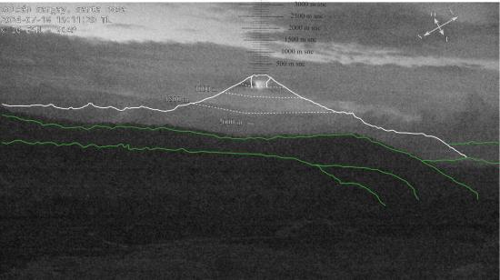 Imagen del Instituto Geográfico sobre el descenso de material incandescente en el volcán Sangay, el 18 de julio de 2024.