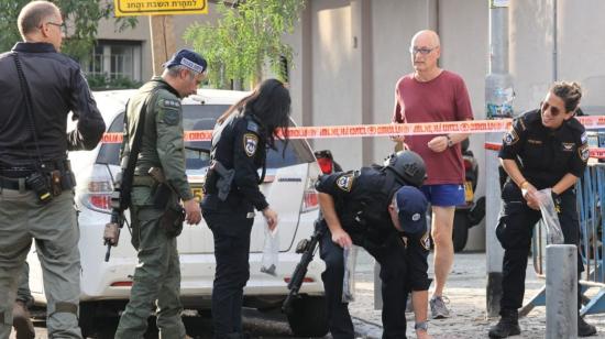 Policías israelíes registran el lugar donde se produjo una explosión en Tel Aviv el 19 de julio de 2024.