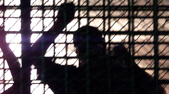 La silueta de un preso en la penitenciaría central de Cojutepeque, El Salvador, 03 de febrero de 2003.