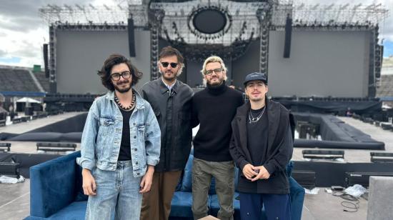 Simón Vargas, Juan Pablo Isaza, Juan Pablo Villamil y Martín Vargas en el escenario en el Estadio Olímpico Atahualpa, en su gira 'Antes de que Amanezca'.