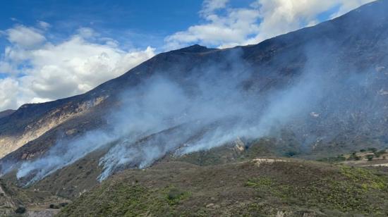 Un incendio forestal que inició el 19 de julio y continúa activo este 20 de julio, afecta la vegetación en Azuay.