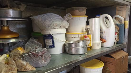 Alimentos mal almacenados en un local en Cuenca.