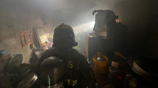 Bomberos de Quito ingresan a la vivienda incendiada el 20 de julio de 2024.