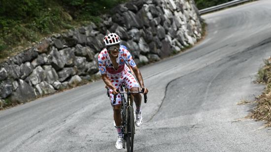 Richard Carapaz luce el maillot de lunares rojos como rey de la montaña del Tour de Francia, el 20 de julio de 2024.