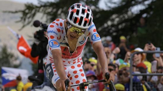El ciclista ecuatoriano Richard Carapaz cruza la línea de meta de la Etapa 20 del Tour de Francia, el 20 de julio de 2024.