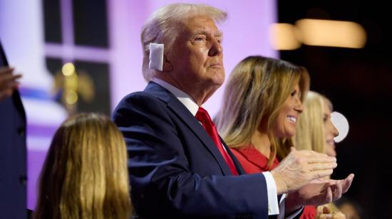 Donald Trump asistió a la convención de los republicanos del 18 de julio de 2024 con una venda en su oreja derecha.