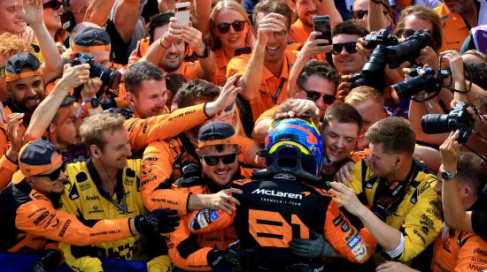 El piloto de McLaren, Oscar Piastri, celebra con el equipo McLaren tras ganar el Gran Premio de Hungría de Fórmula 1, el 21 de julio de 2024.