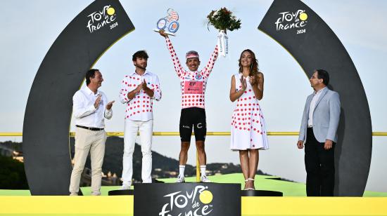 El ciclista ecuatoriano, Richard Carapaz, celebra en el podio con el maillot de lunares tras la última etapa del Tour de Francia, el 21 de julio de 2024.