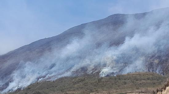 Un incendio afecta al cerro Quingo, en Azuay, el 19 de julio de 2024. El incidente afectó a los cantones Girón y Santa Isabel.