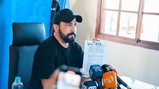 El alcalde de Durán, Luis Chonillo, muestra una denuncia por usurpación tras el hallazgo de un oficina clandestina para el tráfico de tierras en el sector de Finca Delia, el 17 de julio de 2024.