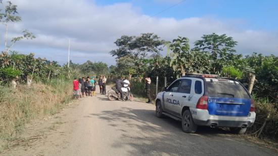 Un carro de la Policía en una vía del cantón Molleturo, comunidad Estero Piedras, en Cuenca, el 22 de julio de 2024.