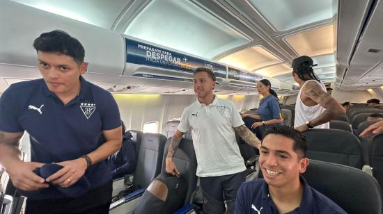 Ezequiel Piovi (medio) en el avión previo al viaje de Liga de Quito hasta La Paz, el 22 de julio de 2024.