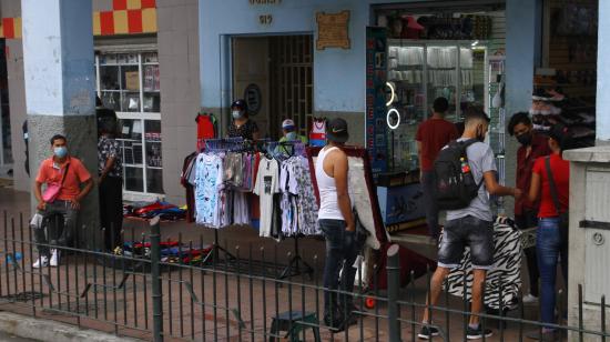El comercio informal en las veredas de varias calles de los alrededores de la Bahía de Guayaquil, el 13 de septiembre de 2022.