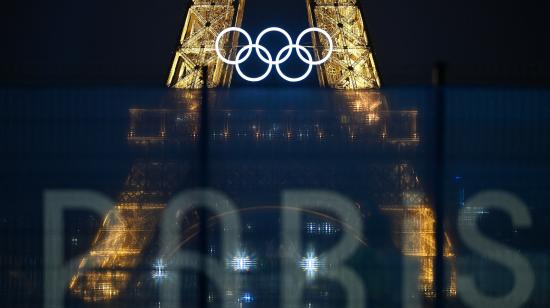 La Torre Eiffel con los anillos olímpicos, iluminada antes de los Juegos de París, el 20 de julio de 2024.