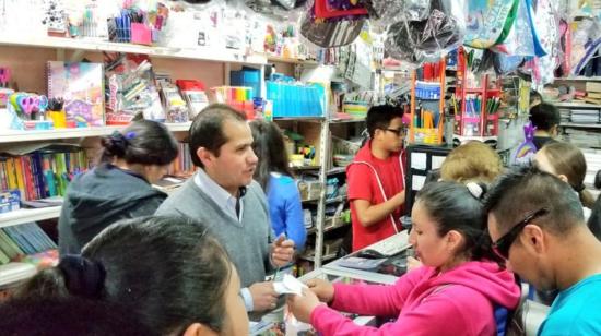 Imagen referencial. Personas compran útiles escolares en una papelería de Cuenca.