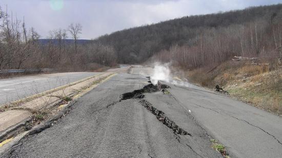 Fotografía capturada en 2007 de una carretera que lleva a Centralia, Pensilvania, en la que se ve humo salir entre una grieta en el asfalto roto.