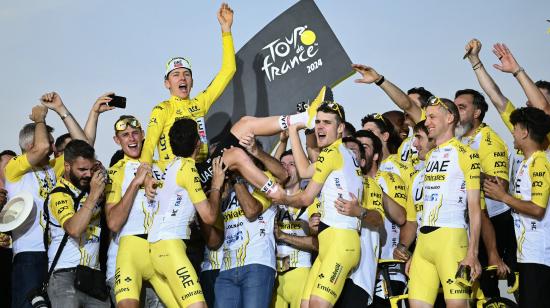 El esloveno Tadej Pogacar celebra la obtención del Tour de Francia el 21 de julio de 2024.