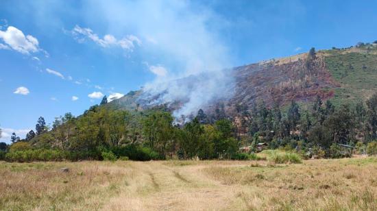 Quito: Bomberos combaten incendio forestal en el volcán Ilaló