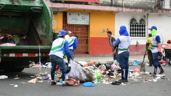Cerca de 20 toneladas de basura se recogen cada día en el 'mall del piso' de Guayaquil